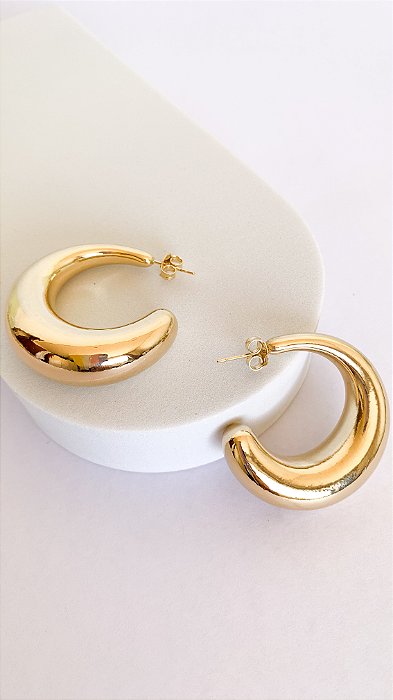 Argola Amelie - ponta grossa Banho Ouro 18k