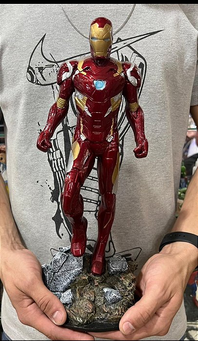 Estátua Homem de Ferro na pedra 37cm