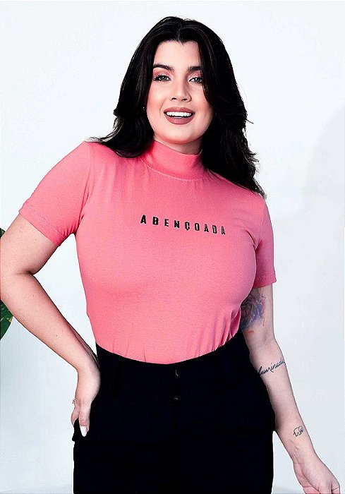 T-SHIRT GOLA ALTA - ABENÇOADA - ALTO RELEVO - COR ROSA BATOM