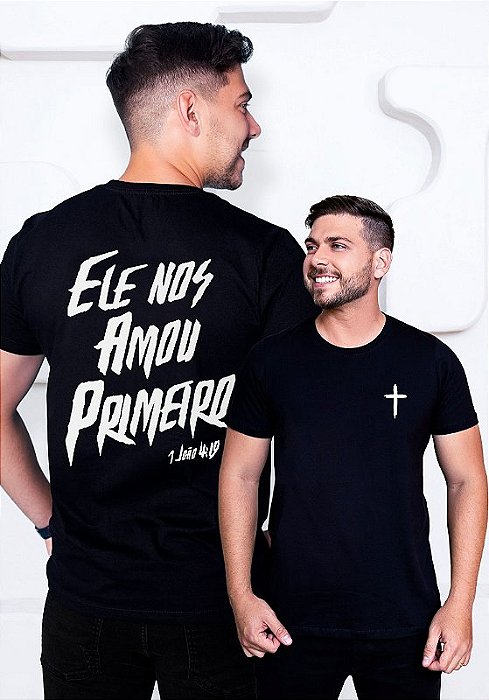 T-SHIRT MASCULINA - ELE NOS AMOU PRIMEIRO - COR PRETO