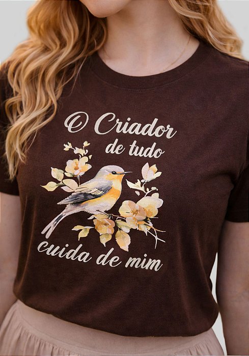 T-SHIRT FEMININA - O CRIADOR DE TUDO CUIDA DE MIM - COR MARROM