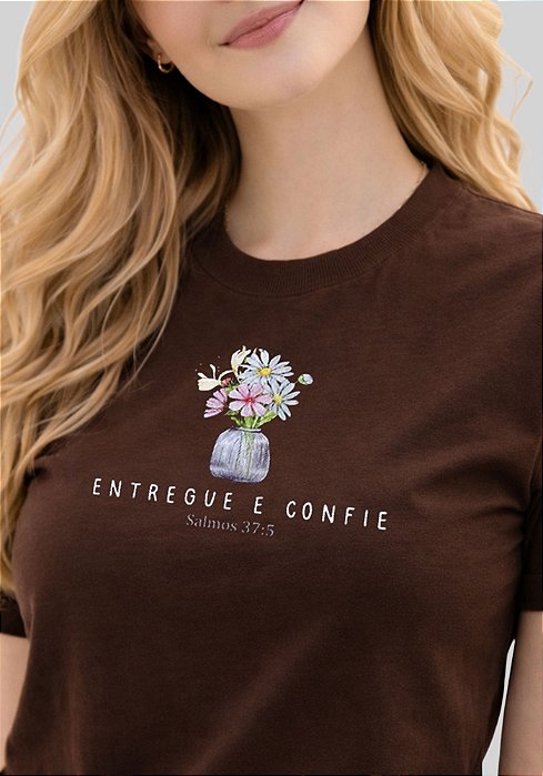 T-SHIRT FEMININA - ENTREGUE E CONFIE- COR MARROM