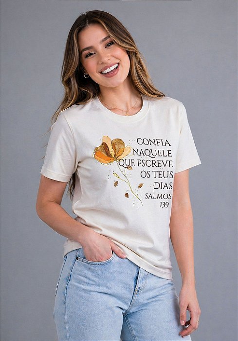 T-SHIRT FEMININA - CONFIA NAQUELE QUE ESCREVE OS TEUS DIAS - COR MARFIM