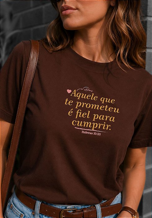 T-SHIRT FEMININA - AQUELE QUE TE PROMETEU - COR MARROM