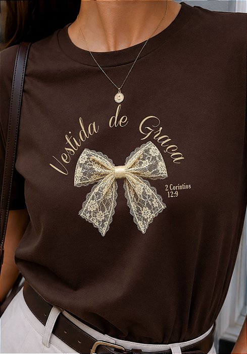 T-SHIRT FEMININA - VESTIDA DE GRAÇA - COR MARROM