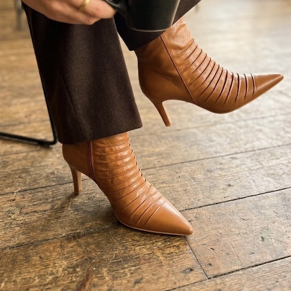 Bota Zurique - Bota Feminina Couro Cor Marrom Camel Cano Médio Salto Fino