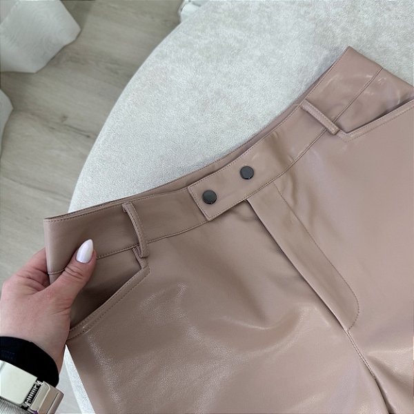 Calça flare em courino Magali