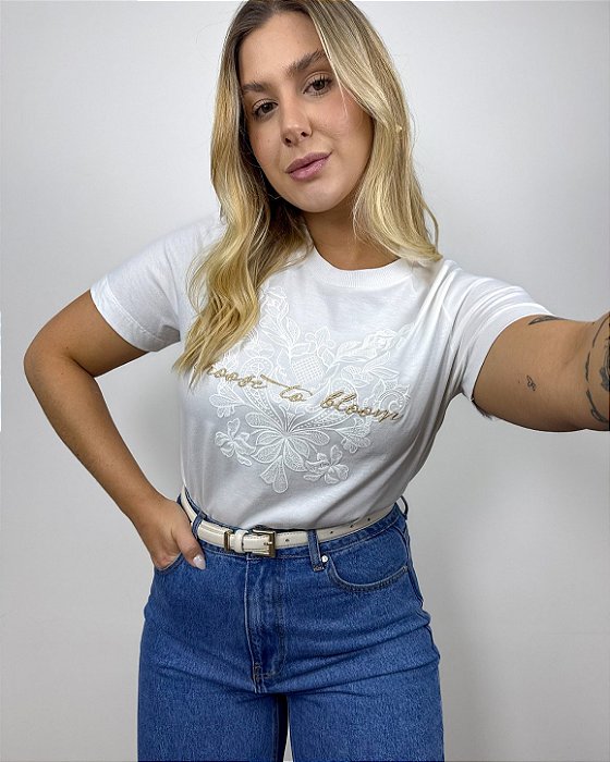 T-Shirt Tradicional Estampa com Bordado “Choose To Bloom”
