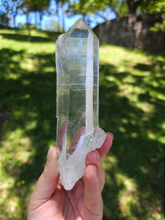 Cristal Nebulosa ou Estelar com Inclusões Brancas