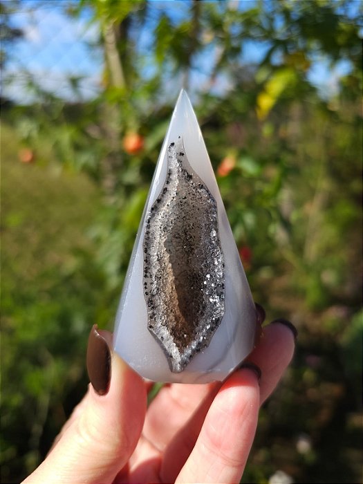 Ágata com Geodo coberto de cristais de Quartzo