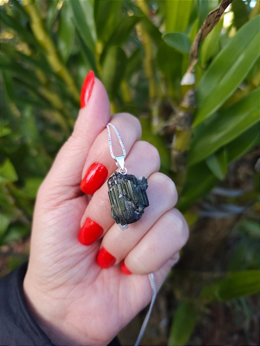 Pingente Turmalina Verde com Iridescência Olho de Gato
