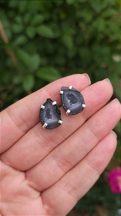 Brincos de Geodo Negro com Cristalização Interna