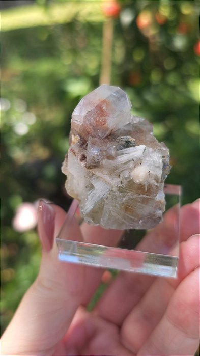 Drusa de Apofilita com Inclusões Vermelhas