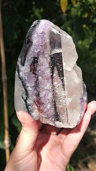 Drusa de Ametista Uruguaia com Calcita coberta por Sugar Negro