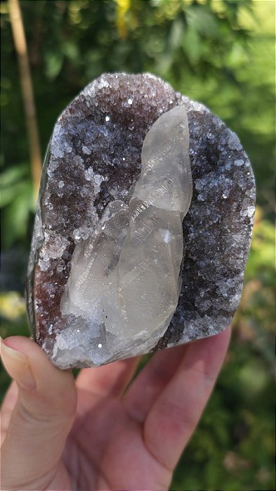 Calcedônia sobre o Quartzo com Calcita e Celadonita