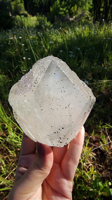 Calcita com inclusão de Goethita, coberta por pontinhos de Pirita