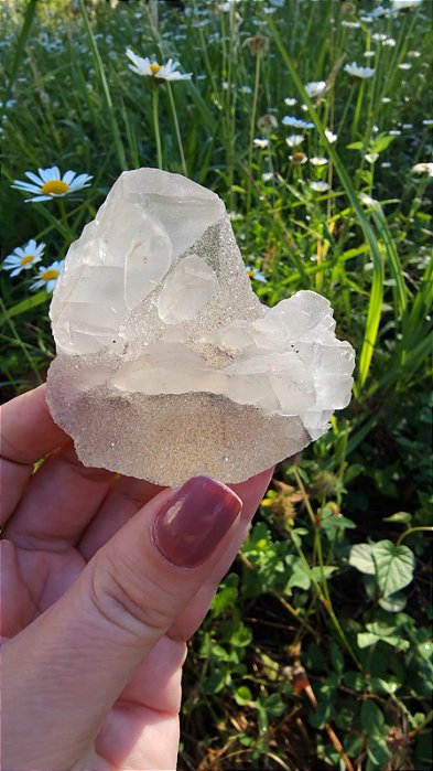 Calcita com inclusão de Manganês e cobertura de Brilho Fino