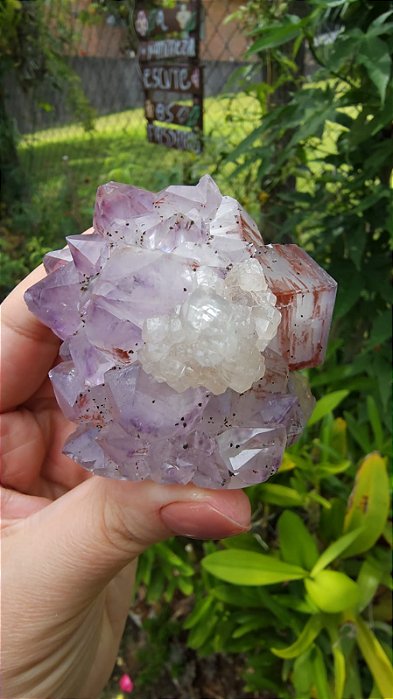 Flor de Ametista com Calcita e inclusão de Goethita e Hematóide