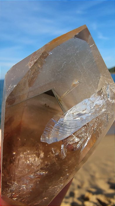 Phantom de Clorita com Rutilo Dourado formados em Quartzo Fumê