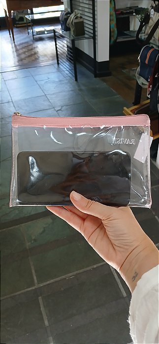 NECESSAIRE TRANSPARENTE EM TAMANHO PARA CELULAR COM FUNÇÃO TOUCH-SCREEN