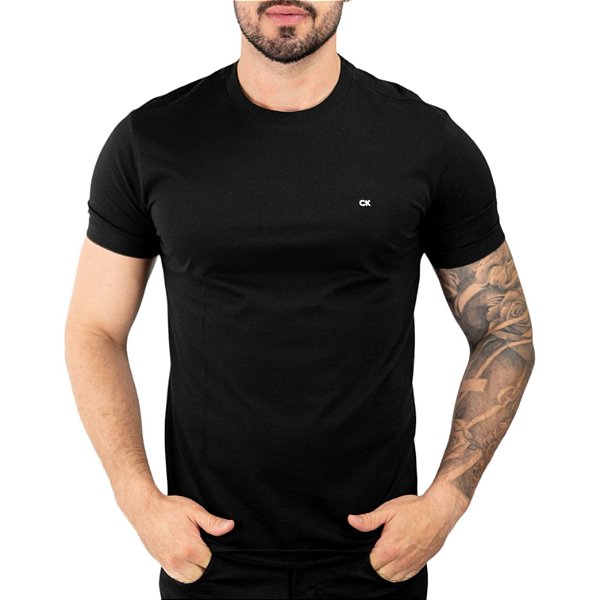 CAMISETA CALVIN KLEIN-PRETA BÁSICA-SLIM-LOGO CK - Moda Masculina