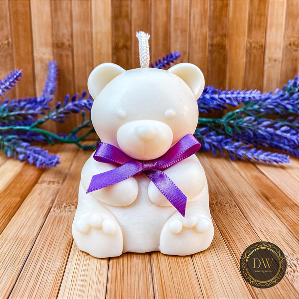 VELA URSO COM LAÇO - AROMÁTICA DECORATIVA - CERA DE COCO 220 GRAMAS