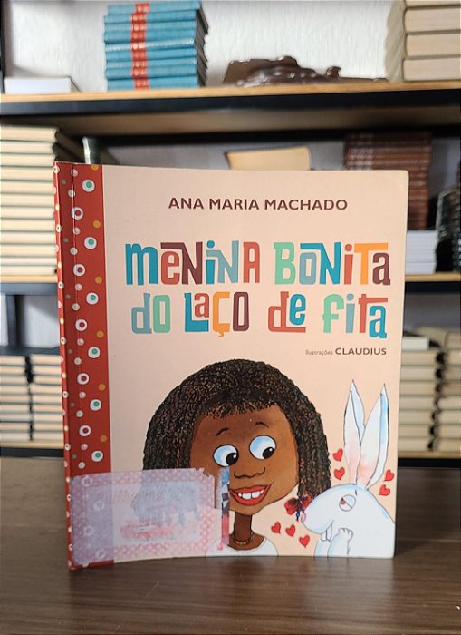 Menina bonita do laço de fita