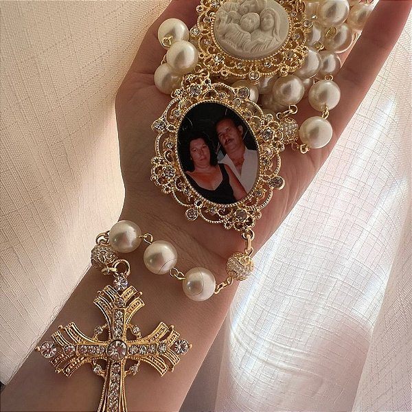 Terço Dourado Sagrada Família com relicário personalizado