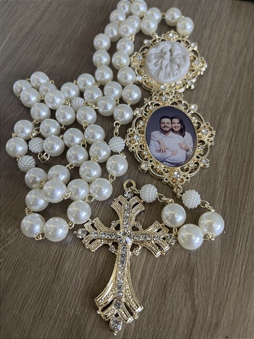 Terço Sagrada Família com relicário oval personalizado