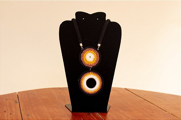 Colar Duas Mandalas com Cordão de Tricotin