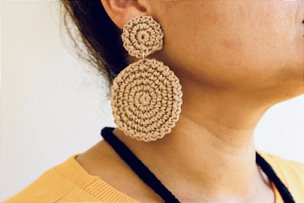 Belos brincos e colar circulares de crochê