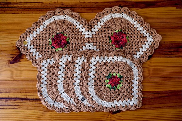 Jogo de  caminho de Mesa e Sousplat em Crochê