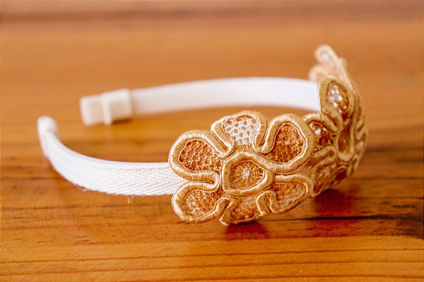 Tiara com Flor na Renda Irlandesa