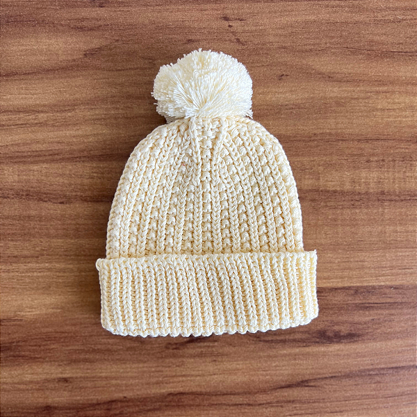 Gorrinho Amarelo em Tricot com Pompom