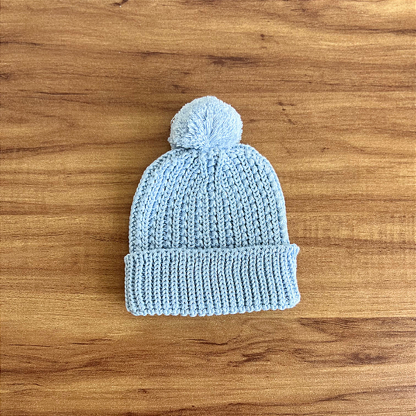 Gorrinho Azul em Tricot com Pompom