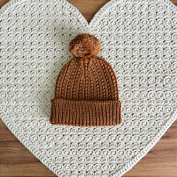 Gorrinho Caramelo em Tricot com Pompom