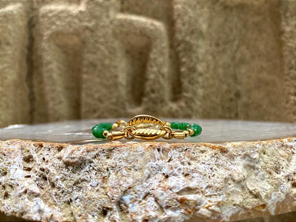 Pulseira Verde com Búzio Dourado