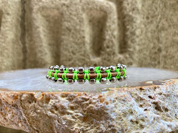 Pulseira Macramê Verde Neon com Bolinhas