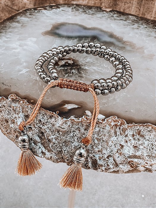Pulseira Tripla Prateada com Tassel Bege