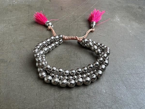 Pulseira Tripla Prateada com Tassel Rosa