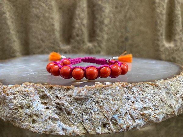 Pulseira Macramê Laranja com Fúcsia com Pingente Tassel