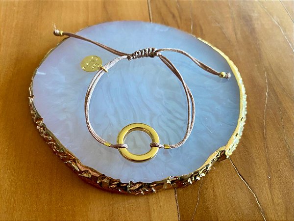 Pulseira Linha Bege com Moeda Dourada