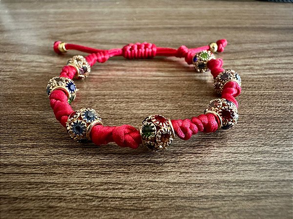 Pulseira Vermelha com Entremeios de Bolas Cravejadas de Cristais Coloridos