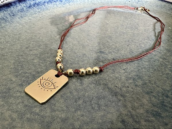 Colar Fiozinho Marrom com Pingente de Plaquinha Dourada