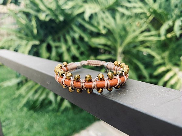Pulseira Macramê Bege com Cristais Dourados