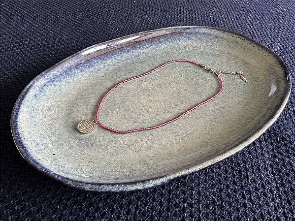 Colar Mini Cristais Fúcsia com Pingente São Bento