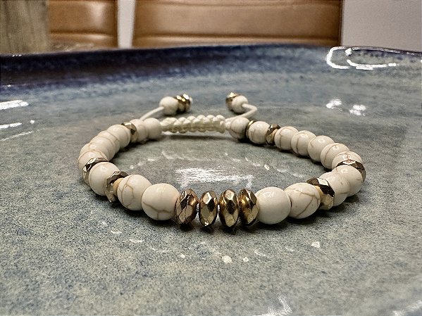 Pulseira Off White e Dourada com Pingente Tassel