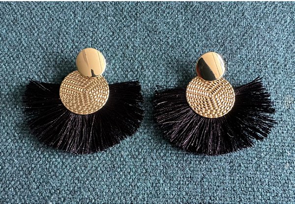 Brincos Dourados Leque Preto