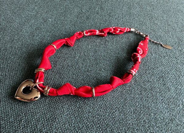 Colar Bandana Vermelha com Pingente Coração