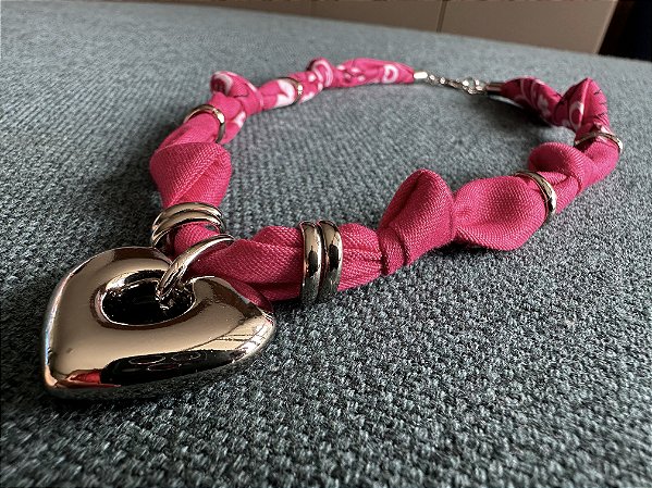 Colar Bandana Rosa Pink com Pingente Coração